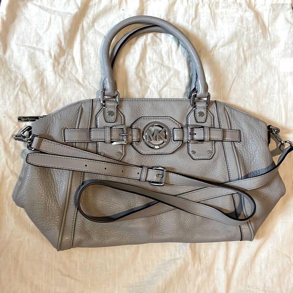 PRE-❤️ Spacious Michael Kors Light Gray handbag. Pristine condition!